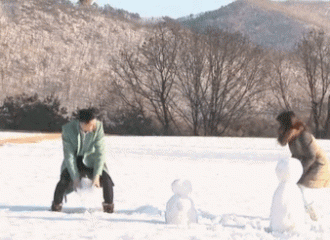 [分享]161207 浪漫雪地场景的背后？是真·打雪仗贪玩的三岁乔妹！