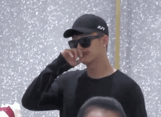 [分享]170128 捕捉鲸鱼娇羞一瞬间 别以为你戴墨镜就看不出来