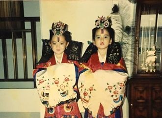 [分享]170206 乔妹珍稀的未见儿时照！韩服宝宝超绝可爱