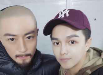 [新闻]170217 男演员分享与华哥合照 始终活跃在别人微博里的皇上