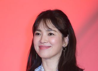 [新闻]170224 宋慧乔出席品牌发布会 清新亮相笑容迷人