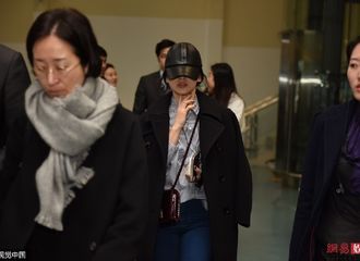 [新闻]170225 慧乔结束台湾行程开心返韩 机场时尚酷炫十足