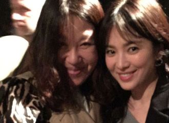 [新闻]170306 杂志主编分享与乔妹合照 渣画质也挡不住的美貌