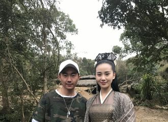 [分享]170410 没见过系列 凤主与工作人员合影面露微笑