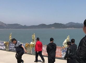 [新闻]170416 朴海镇手扎黄色手环现身彭木港纪念“岁月号”事件三周年
