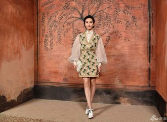 [新闻]170504 刘诗诗轻纱袖针织裙甜美助阵Chanel早春秀