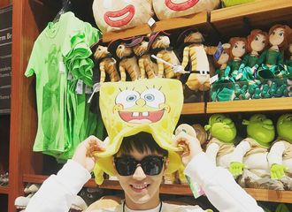 [新闻]170520 童心未泯！许魏洲晒游客照cos小黄人
