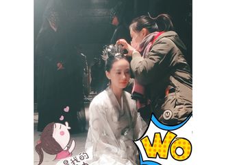 [新闻]170521 太霸气！社会你诗姐补个妆都是劈叉的姿势 