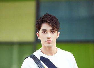 [新闻]170525 许魏洲休闲风街拍，浓浓的少年诱惑