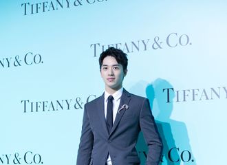 [新闻]170608 蒂芙尼180年活动，人气歌手许魏洲西服加身风度翩翩！