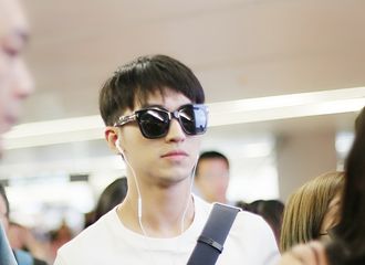 [新闻]170616 许魏洲回沪粉丝集体护驾 笑容满面迷倒大片粉丝
