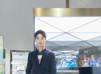 [新闻]170618 许魏洲邀您FendiPeekaboo展览不见不散