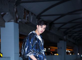 [新闻]170621 许魏洲帅气现身机场，启程2018春夏巴黎男装周