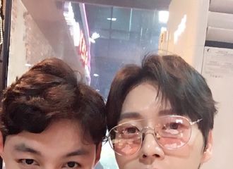 [新闻]170623  粉色仙贝巨可爱 衣服是粉色的 眼镜也是粉色的