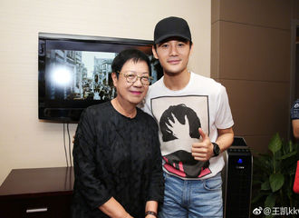 [新闻]170628 《明月几时有》首映 王凯惊喜现身支持