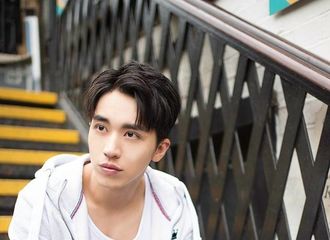 [新闻]170701 许魏洲出席伦敦某品牌活动 满满少年感