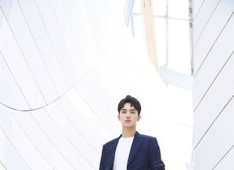 [新闻]170701 许魏洲参观路易威登基金会 着装尽显文艺气息
