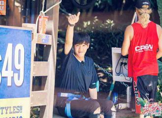 [新闻]170702 张若昀发博晒照片 暗示大家看《花少》