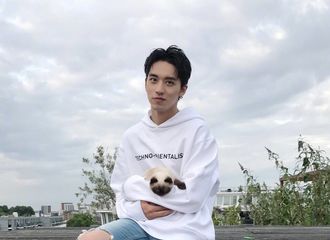 [新闻]170704 许魏洲微博更新 伦敦阳台的少年与猫