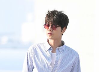 [新闻]170714 海镇欧巴现身仁川机场 海蓝条纹少年感十足