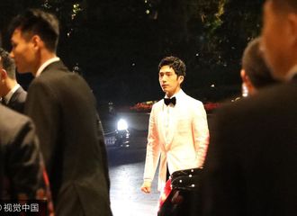 [新闻]170724 井柏然穿白西装戴领结现身酒店 获众黑衣人护驾排场十足