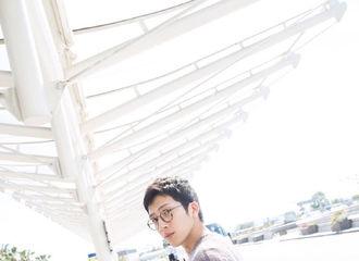 [新闻]170905 井柏然温暖街拍：少年永远年轻模样