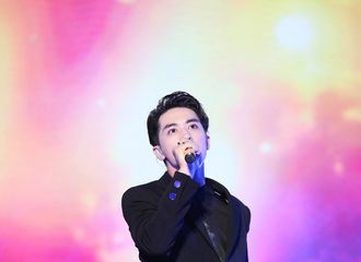 [新闻]170731 许魏洲穿纪梵希18早春出席mtv华语音乐盛典
