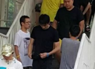 [新闻]170809 网友偶遇林更新，简单穿着难掩帅气本质