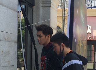 [新闻]170820 张若昀《明星大侦探》录制路透：是穿衣不分季节的任性少年