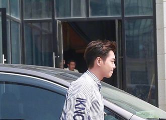 [新闻]170821 张若昀《明星大侦探》今日上班路透：是长手手脚的条纹cool boy