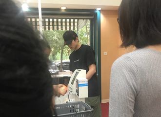 [新闻]170822 网友又在超市偶遇林更新 真人帅裂苍穹