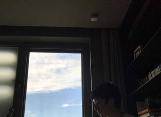 [新闻]170827 好久不见的井宝INS冒泡 书房一角现精致侧颜杀