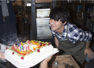 [新闻]170909 《陆王》剧组为山崎贤人庆祝生日细节图片爆料