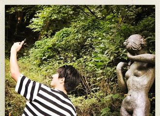 [新闻]170912 与雕塑合影爱好者林更新又出新写真 这次是“调戏”雕塑
