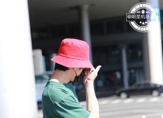 [新闻]170917 又见小红帽！井柏然结束探班今日返回北京