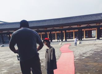 [新闻]170918 井柏然襄阳探班路拍补档 条纹T小红帽嫩出水