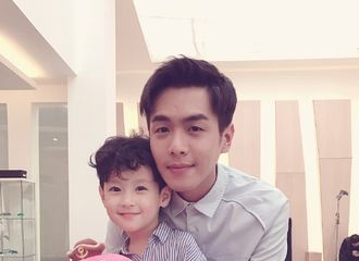 [分享]170924 张若昀与APPLE合照：两个可爱的小朋友