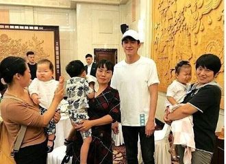 [分享]170925 小新婚宴现场被抱娃大妈求合影 一脸“生无可恋”