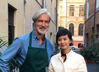 [新闻]170926 INS抓到一只刘英俊 大使如愿以偿上身钟爱新品