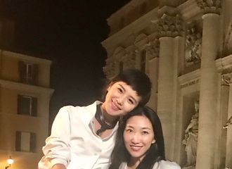 [新闻]170927 又双出现在别人的微博里 刘诗诗罗马街头笑逐颜开