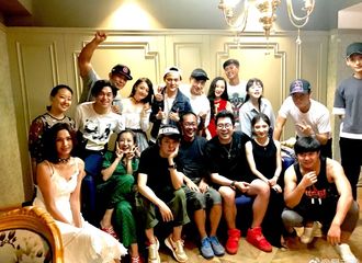 [新闻]171002 徐海乔《夜天子》杀青照 眉头紧皱表情搞怪