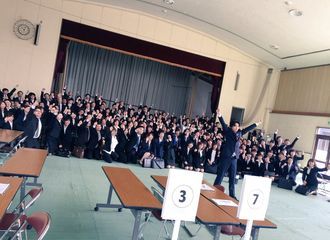 [新闻]171003 《陆王》官方放出花絮照   山崎贤人与学生们的合照