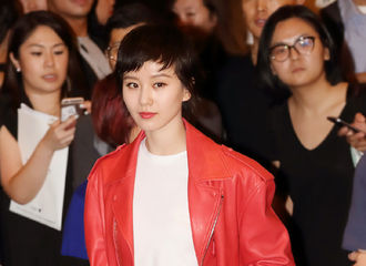 [新闻]171011 刘诗诗出席TOD'S品牌活动 红色皮衣尽显率性洒脱