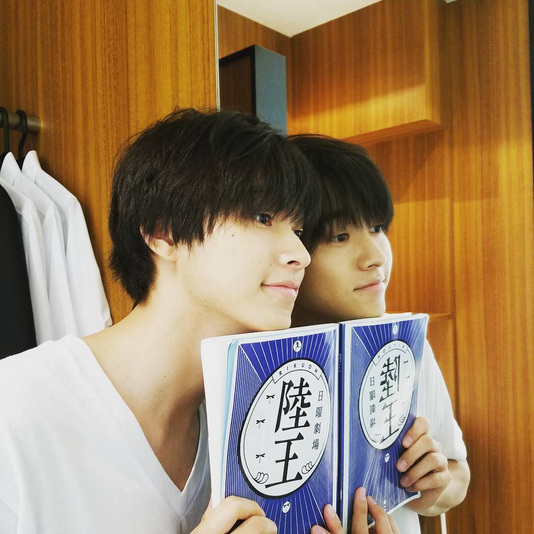 [新闻]171013 INS更新抱着剧本的山崎贤人，期待《陆王》