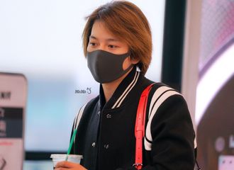 [新闻]171020 徐海乔重庆飞北京 一头顺毛犹如漫画走出的美男