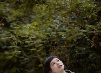 [新闻]171021 诗诗街拍第三波 复古机车女孩经典碰撞潮流