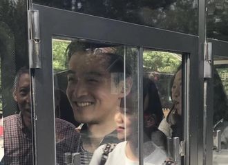 [新闻]171022 胡歌现身上海野生动物园 网友偶遇激动不已