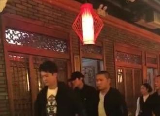 [新闻]171026 网友火锅店偶遇林更新 新仔头戴鸭舌帽快步走很低调