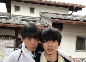 [新闻]171029 山崎贤人与竹内凉真的合照  冬日外景也超温暖