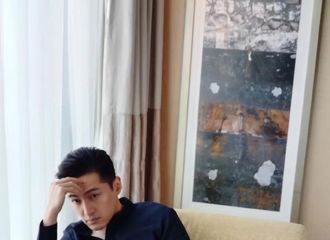 [新闻]171105 胡歌大片拍摄路透来袭 白嫩脚丫萌萌哒